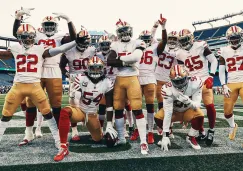 Jugadores de los 49ers festejan una anotación