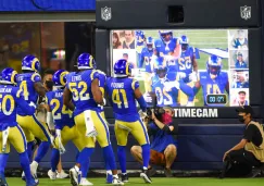 Los jugadores de los Rams festejan anotación contra Bears