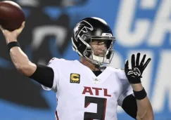 Matt Ryan lanza un pase en el juego contra Carolina