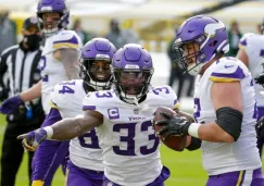 Dalvin Cook celebrando con sus compañeros un touchdown