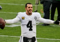 Derek Carr celebrando el triunfo ante los Browns