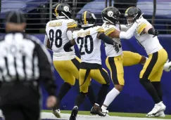 Jugadores de Pittsburgh celebran touchdown