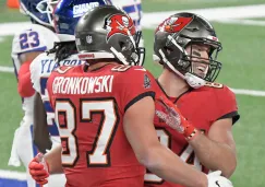 Gronk y Brate celebran un touchdown