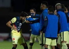 Henry Martín festeja su gol con sus compañeros