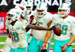 Jugadores de Dolphins celebran una anotación