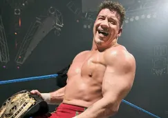 Eddie Guerrero celebrando con el campeonato de la WWE