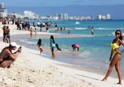 Visitantes en una playa de Cancún