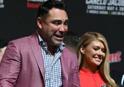 Óscar de la Hoya sostiene un cinturón