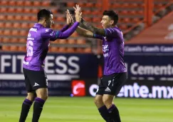 Rocha y Mendoza celebrando un gol con Mazatlán