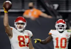 Kelce alza el balón del TD del triunfo