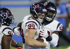 J.J. Watt es felicitado por una intercepción