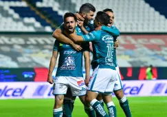 Jugadores de León celebran gol ante Puebla