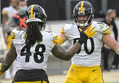 Jugadores de Steelers festejan en el terreno de juego