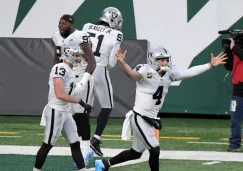 Derek Carr festejando el triunfo con sus compañeros