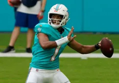 Tua Tagovailoa lanzando un pase en un juego de los Dolphins