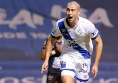 Santiago Ormeño celebrando un gol con el Puebla