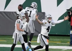 Derek Carr festejando el triunfo con sus compañeros