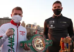 Canelo y Smith posan con sus cinturones