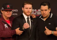 Canelo posa junto a Reynoso previo a un combate