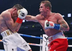 Canelo Álvarez golpeando al británico Callum Smith