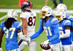 Jugadores de Chargers celebran en triunfo vs Broncos