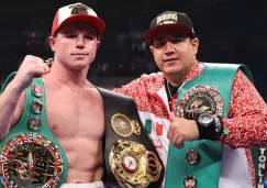 Eddy Reynoso junto a Canelo Álvarez