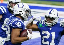 Jugadores de los Colts celebran un touchdown para los Jaguars