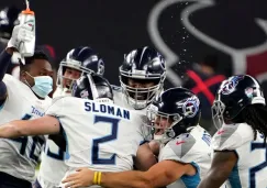 Jugadores de Titans celebran el triunfo en Houston