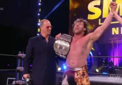 Kenny Omega con el campeonato mundial de AEW