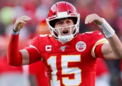 Mahomes alienta a su equipo durante un partido