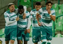 Jugadores de Santos festejan un gol ante La Máquina