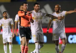 Gignac y Carlos González dialogando con el árbitro