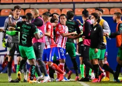 Félix Torres en pelea vs Atlético de San Luis