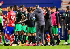 Discusión entre jugadores de Santos y Atlético de San Luis