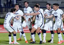 Jugadores de Pumas festejan una anotación 