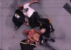 Jon Moxley recibiendo atención médica tras la lucha