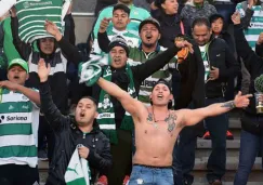 Afición de Santos alentando a sus jugadores