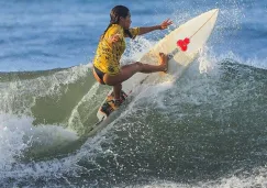 Katherine Díaz, en una práctica de surf