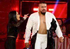 Andrade hace su entrada al ring en WWE