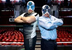 Atlantis y su Jr. posan en el ring de la Arena México