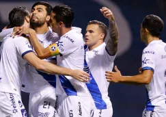 Jugadores de Puebla festejan un gol vs Mazatlán