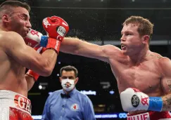 Saúl 'Canelo' Álvarez propinando un derechazo a Avni Yildirim 