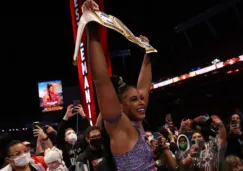 Bianca Belair festeja su victoria en Wrestlemania 37