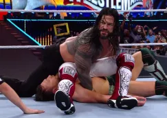 Roman Reigns cubriendo a Edge y Daniel Bryan