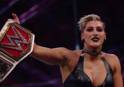 Rhea Ripley con el Raw Womens Champion en mano