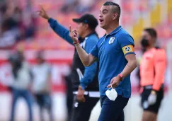 Héctor Altamirano da indicaciones en el duelo vs Necaxa 