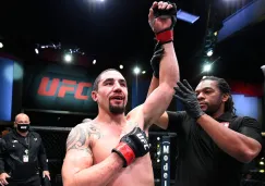 Robert Whittaker es declarado vencedor del combate