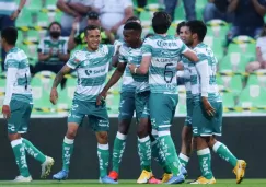 Jugadores de Santos celebran gol vs Toluca