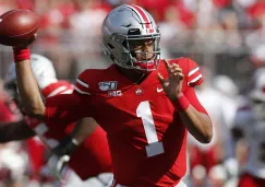 Justin Fields se prepara para lanzar el ovoide en juego de Ohio State