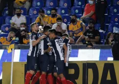 Jugadores de Rayados celebran un gol